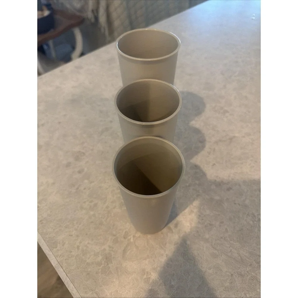 Tupperware tumblers set